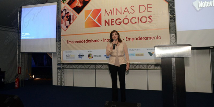 A diretora Raquel Simões participou do Painel Compras Públicas: “Conheça o planejamento de compras das prefeituras da região e seus benefícios” (Foto: Panta Torre Fotografia)